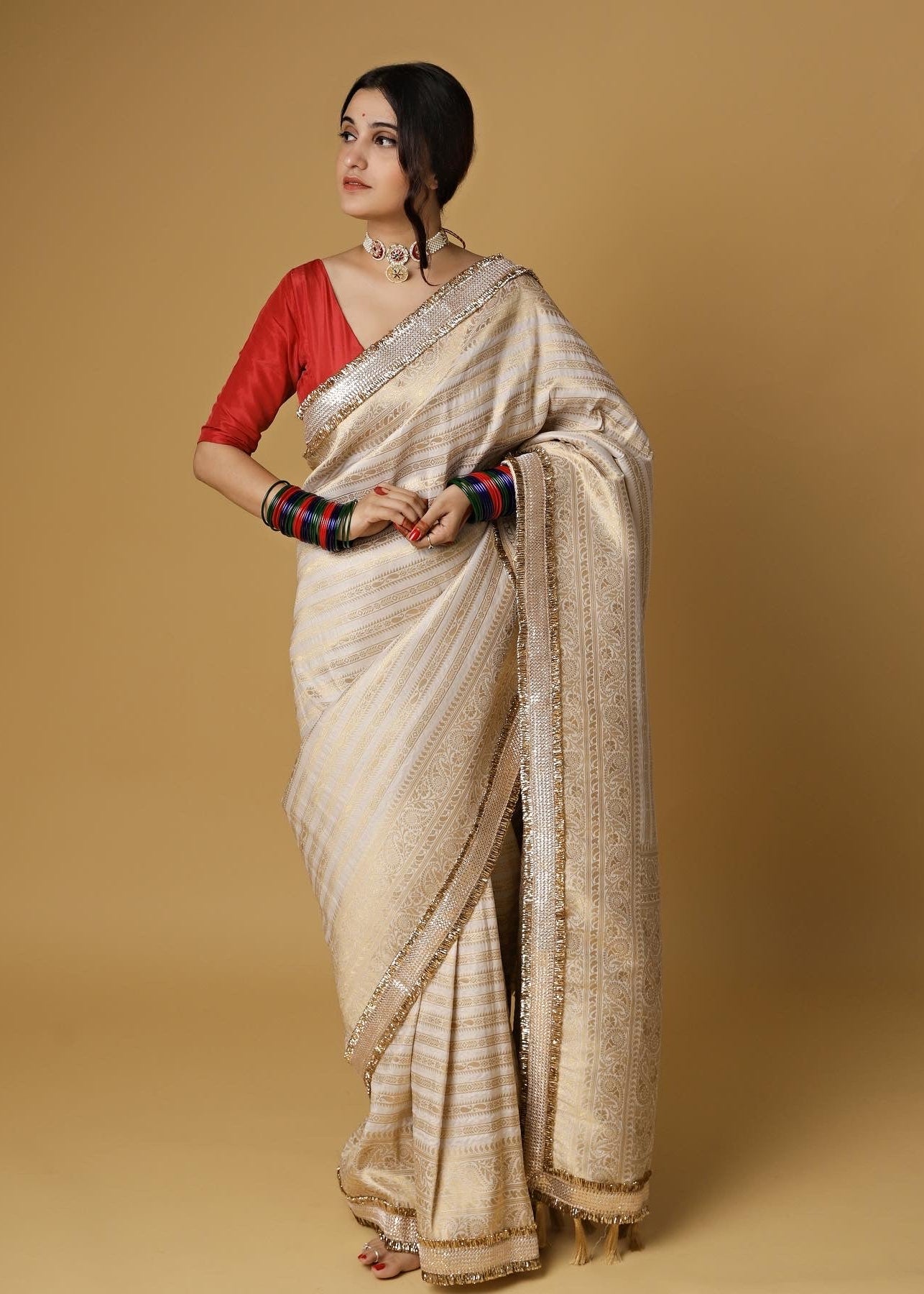 Aayat श्वेत