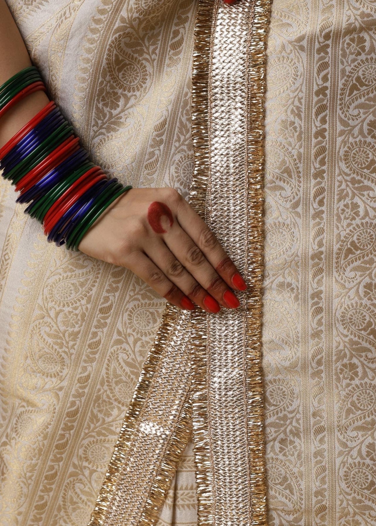 Aayat श्वेत