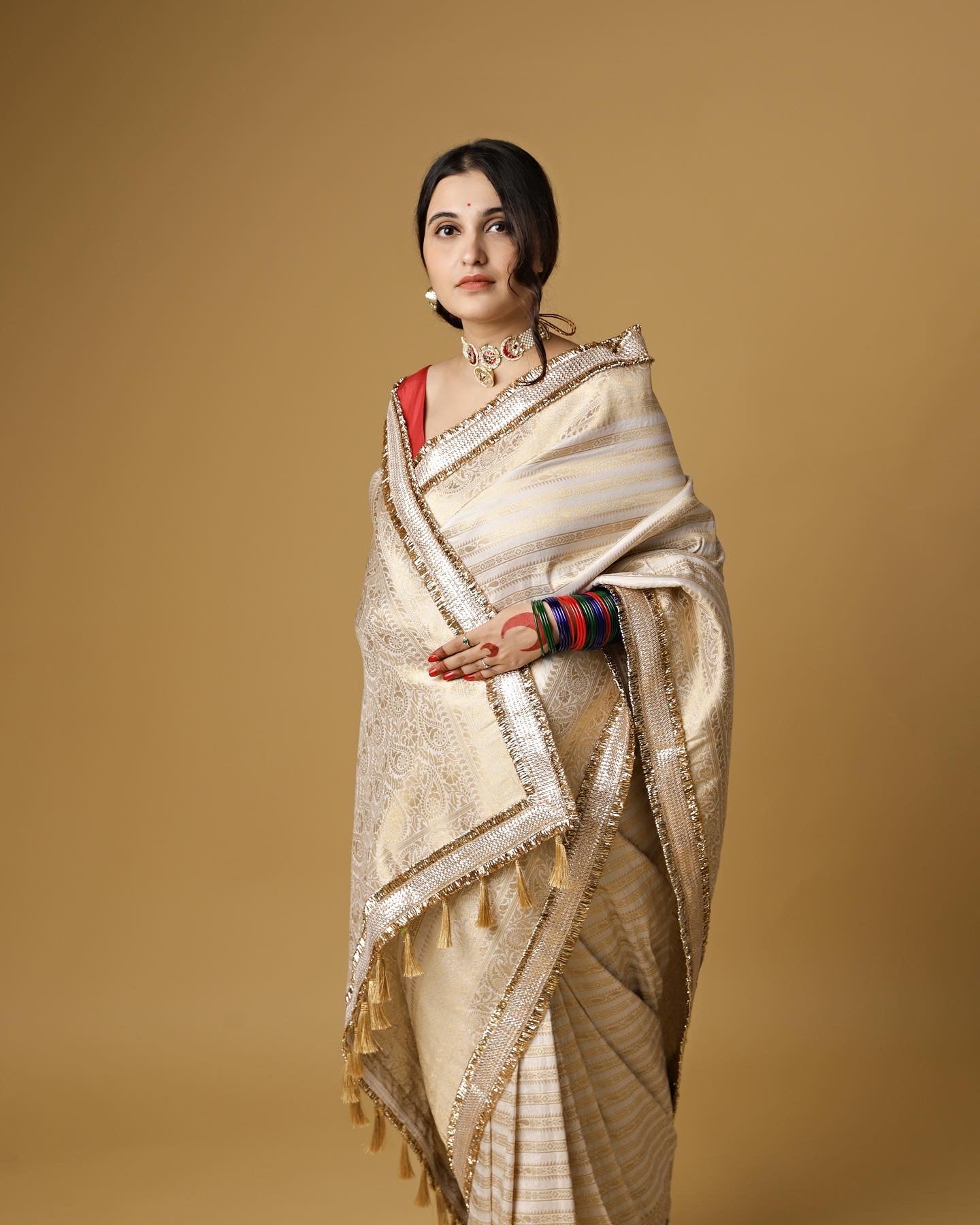 Aayat श्वेत