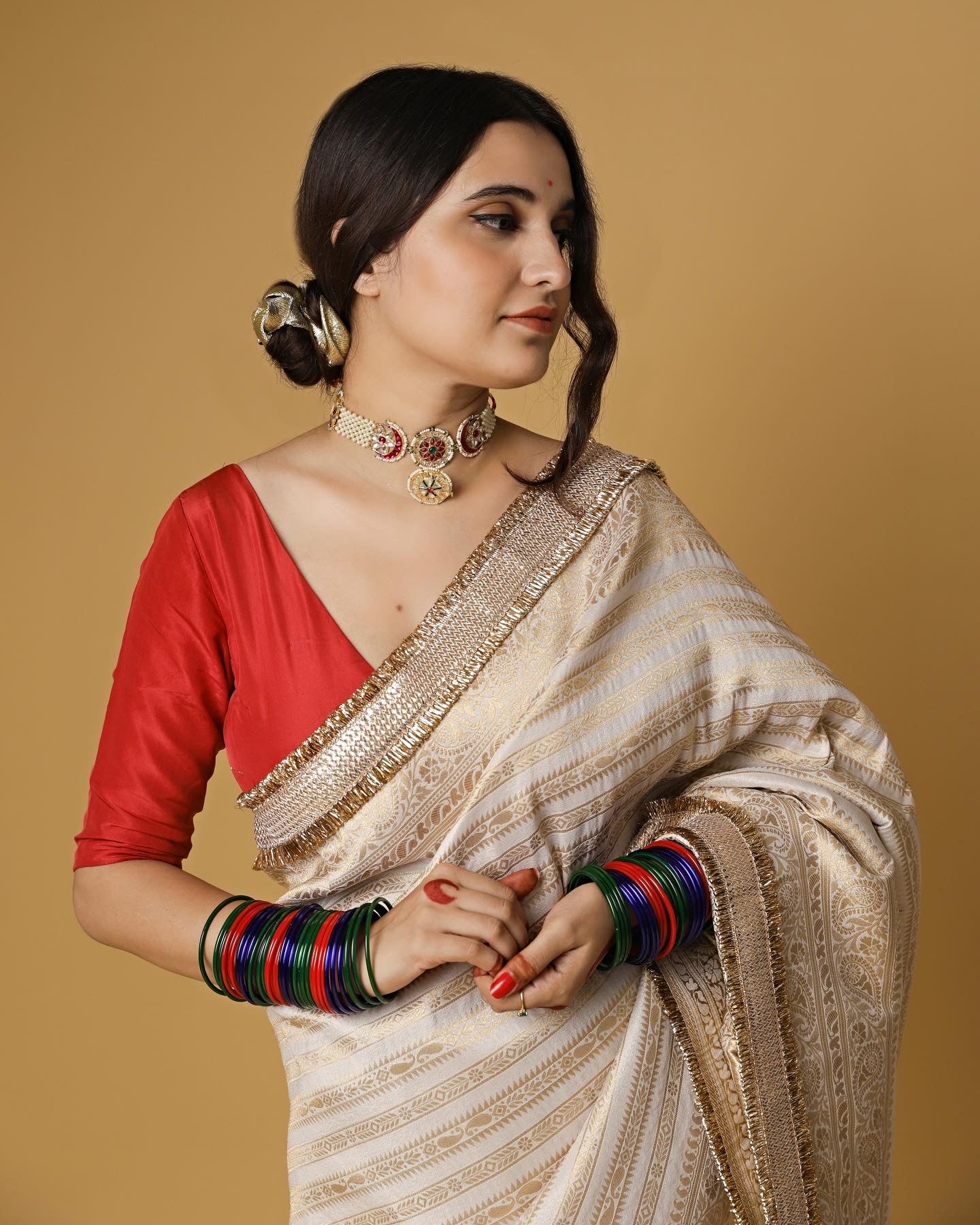 Aayat श्वेत