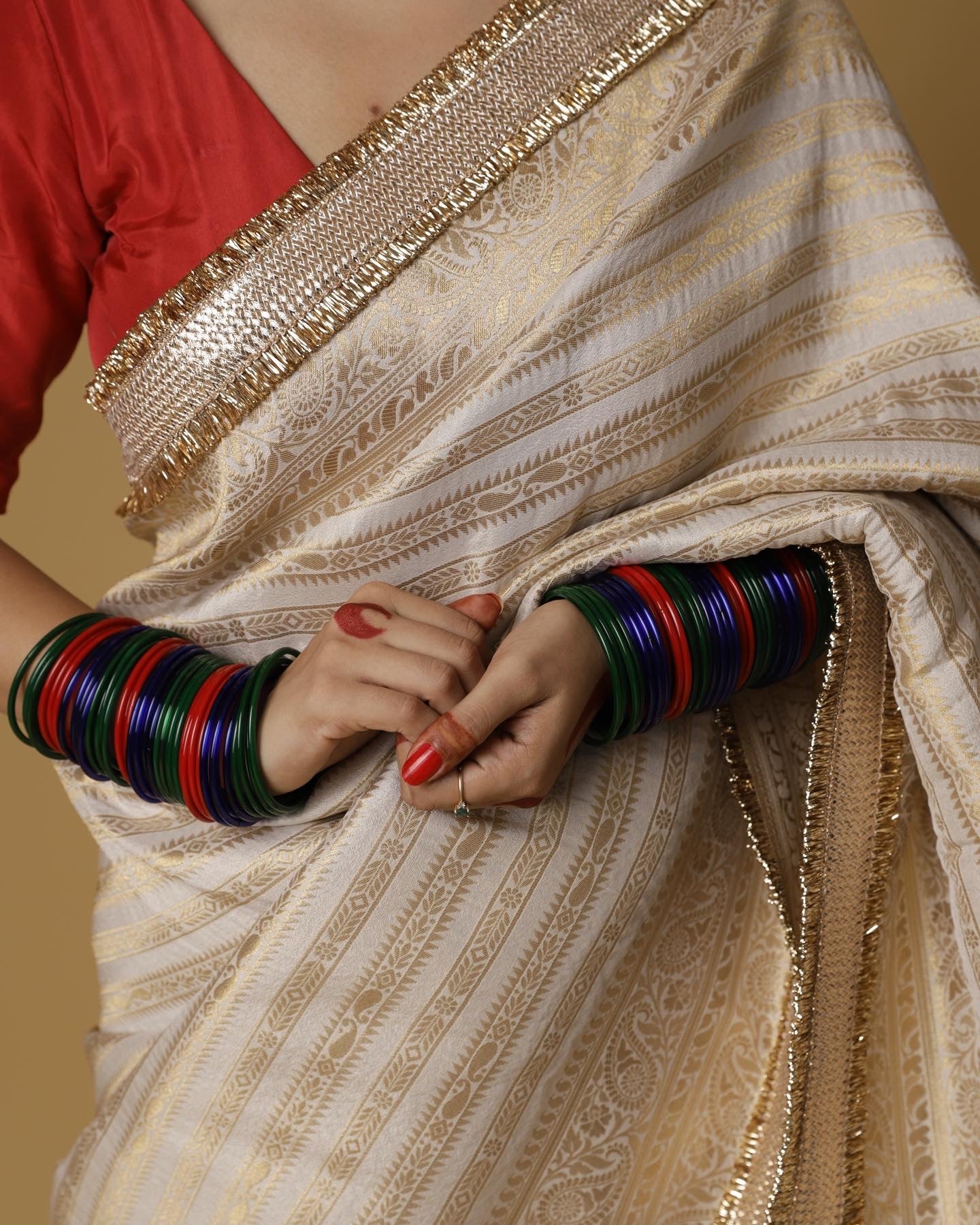Aayat श्वेत