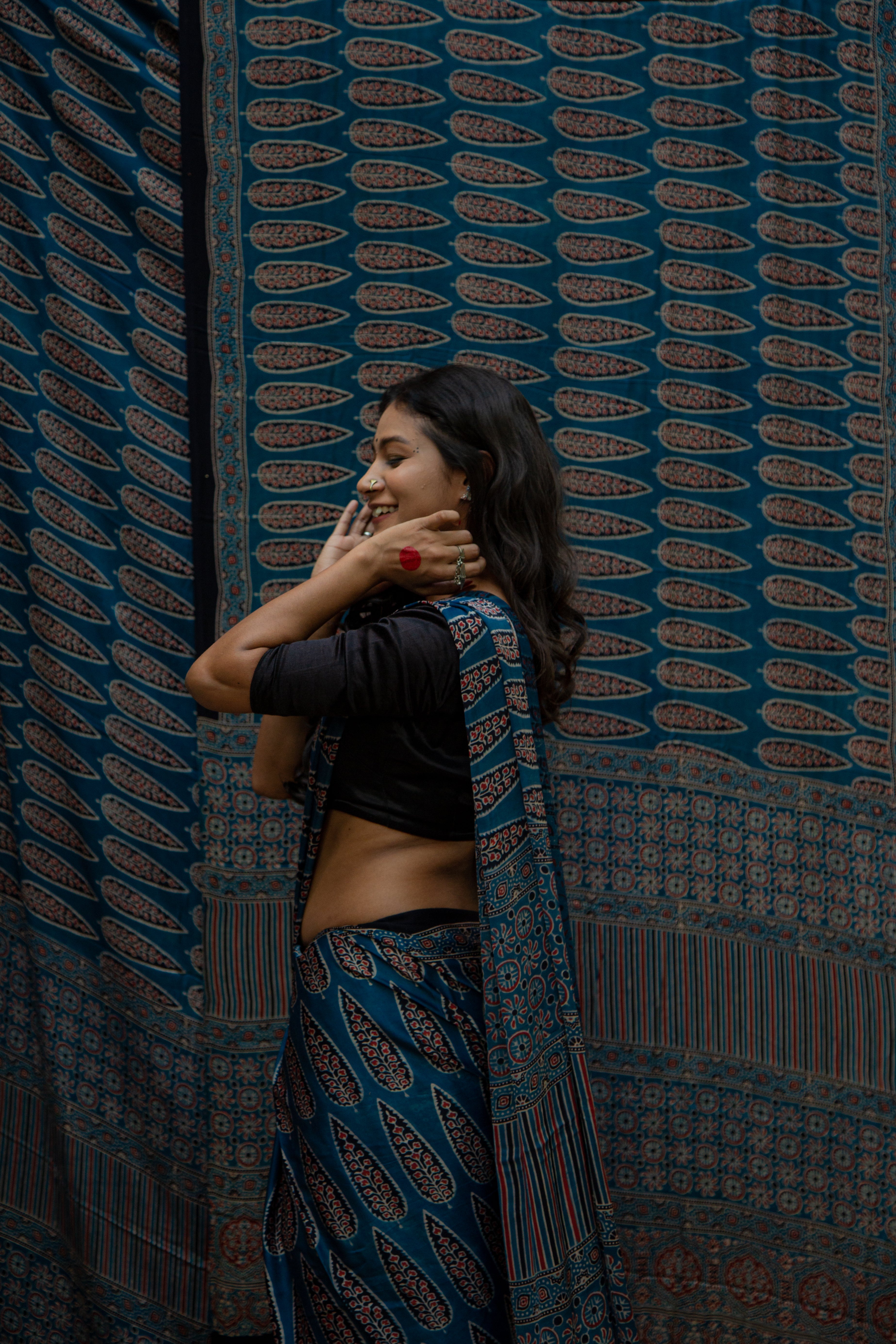 Nadia नील