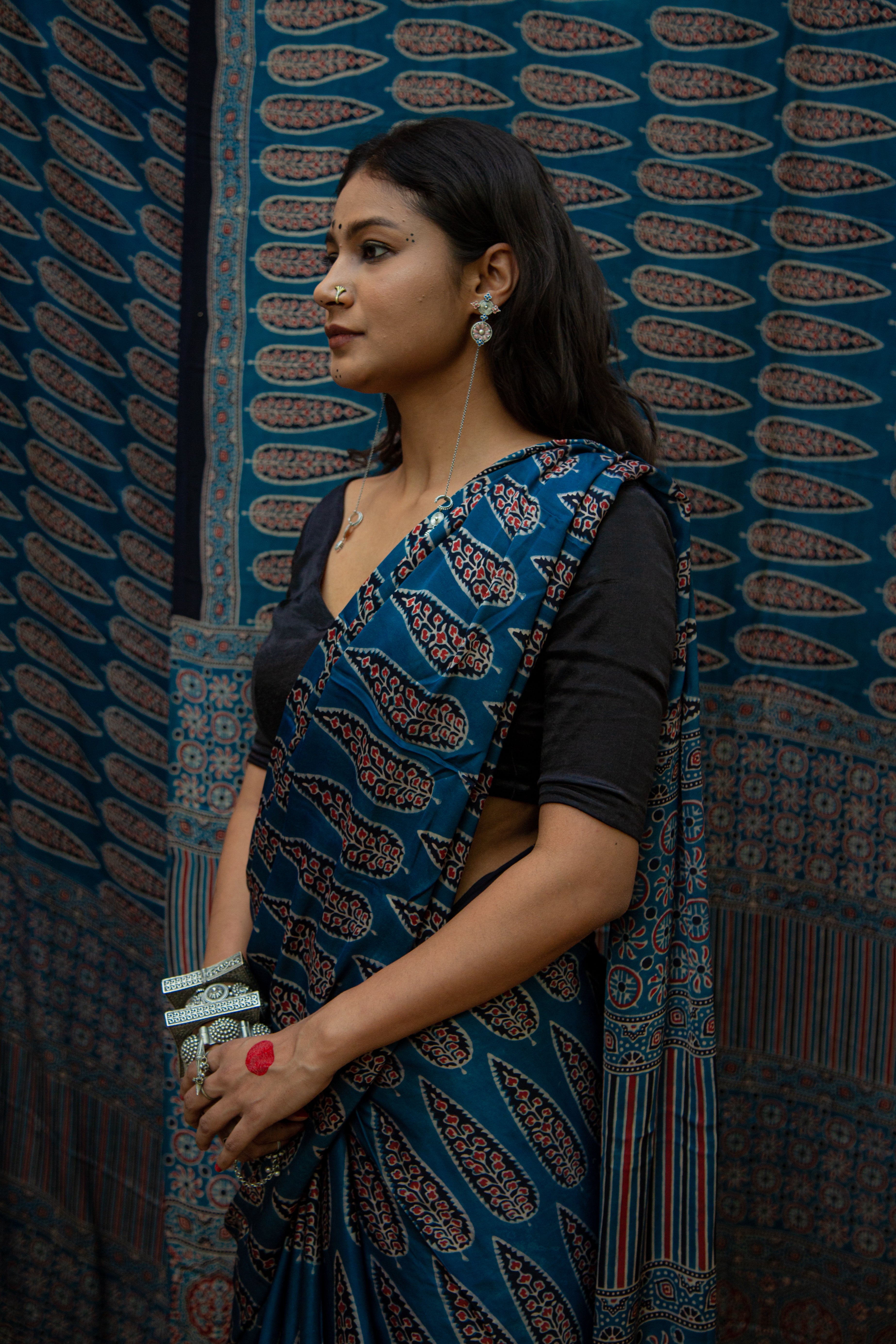 Nadia नील