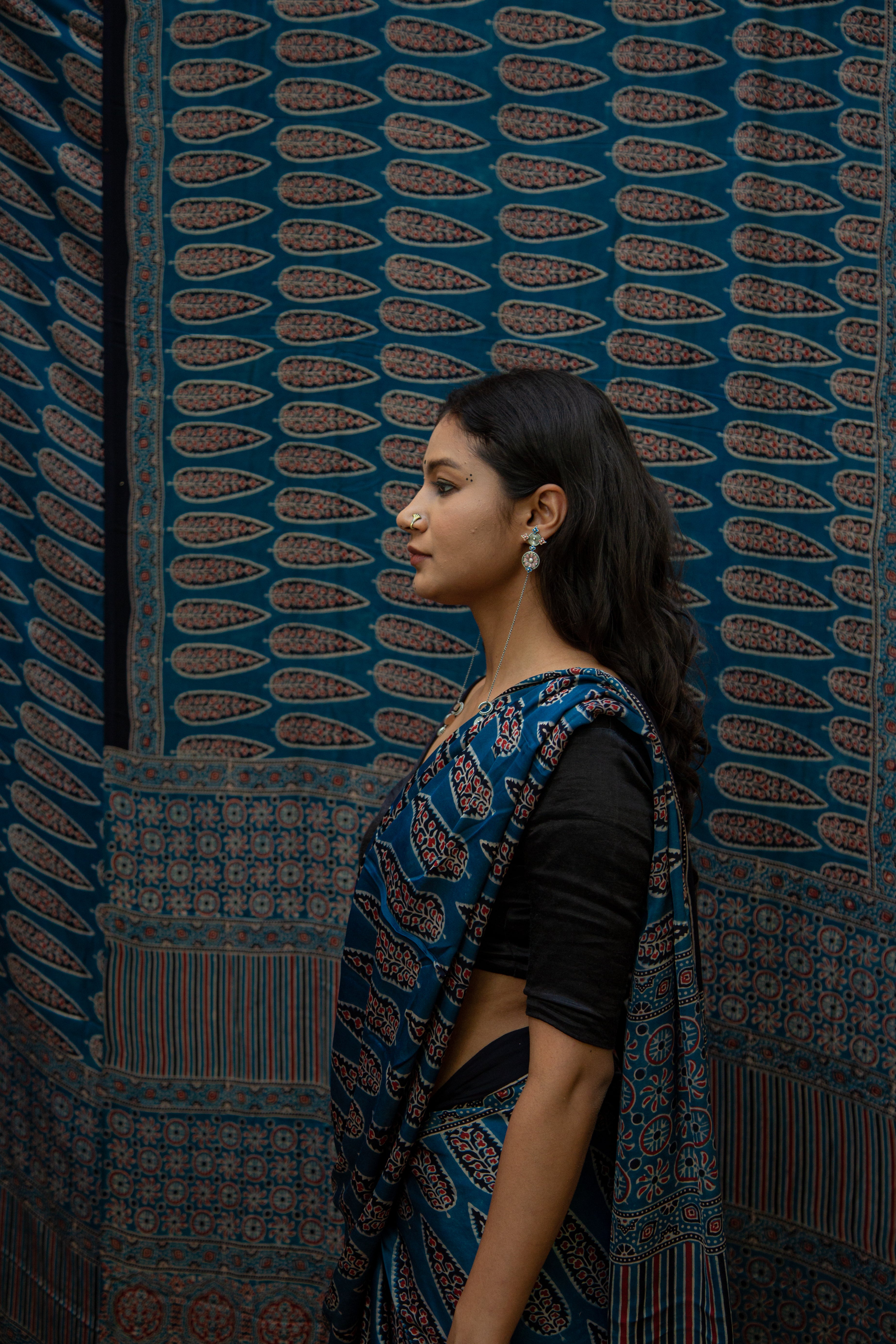 Nadia नील